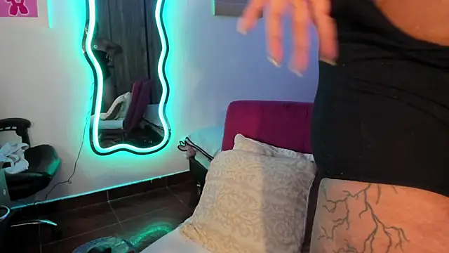 Snapshot of ladyrd1 chatting on March 4, 2025, 6:47 am ladyrd1 online show from March 4, 2025, 6:47 am