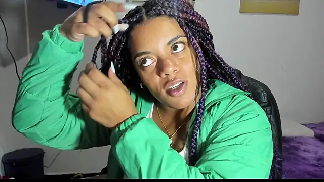 Snapshot of ladyrd1 chatting on October 1, 2025, 5:35 am ladyrd1 online show from October 1, 2025, 5:35 am