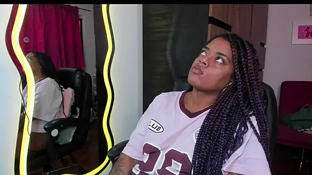 Snapshot of ladyrd1 chatting on November 5, 2025, 6:19 pm ladyrd1 online show from November 5, 2025, 6:19 pm