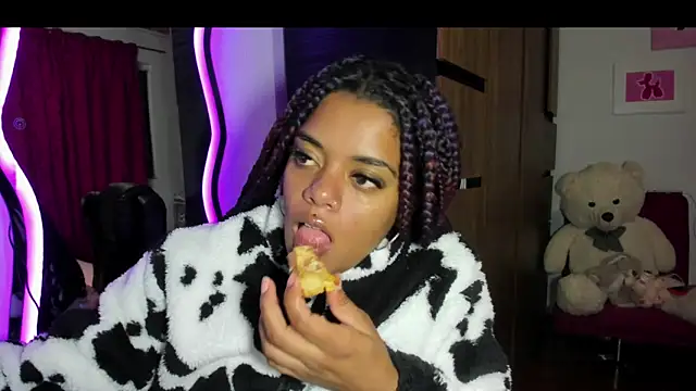 Snapshot of ladyrd1 chatting on November 12, 2025, 1:39 am ladyrd1 online show from November 12, 2025, 1:39 am