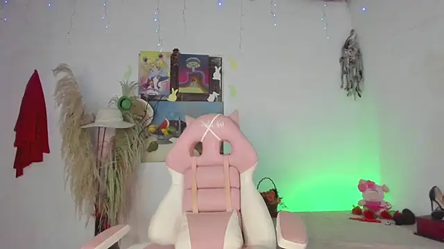 lovely kitt online show from June 11, 2026, 2:44 am