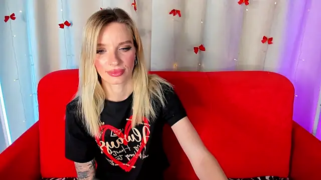 Snapshot of AlinaLovelyX chatting on June 22, 2026, 1:07 am AlinaLovelyX online show from June 22, 2026, 1:07 am