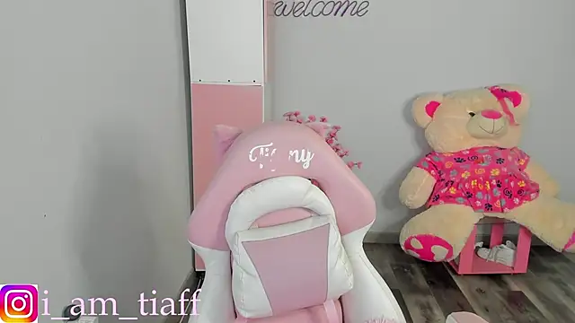 Snapshot of tifany_tay2 chatting on October 4, 2025, 4:21 am tifany tay2 online show from October 4, 2025, 4:21 am