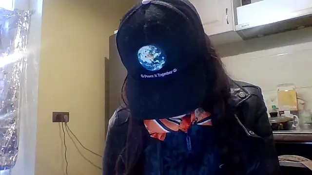 Snapshot of AliceTailor chatting on May 5, 2026, 6:43 am AliceTailor online show from May 5, 2026, 6:43 am