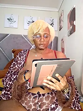 Snapshot of CocoBootyyy chatting on September 11, 2025, 5:51 am CocoBootyyy online show from September 11, 2025, 5:51 am