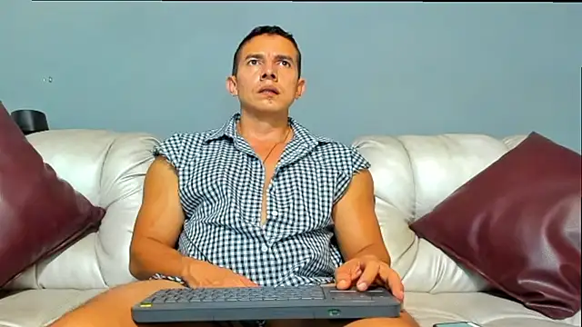 Snapshot of derekk_frostt chatting on May 24, 2026, 3:44 am derekk frostt online show from May 24, 2026, 3:44 am