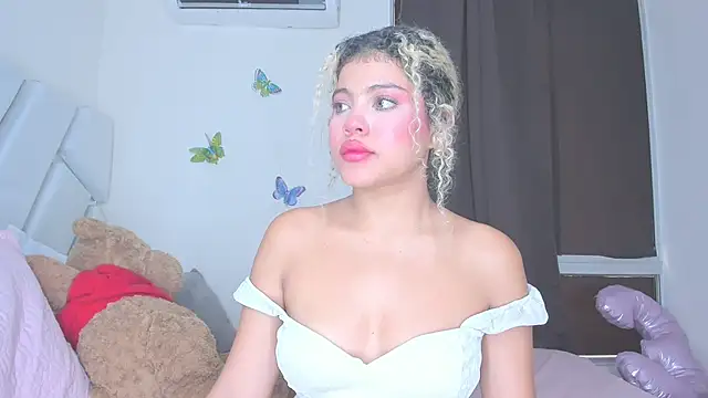 sofiacastillo01 online show from April 25, 2026, 6:05 pm