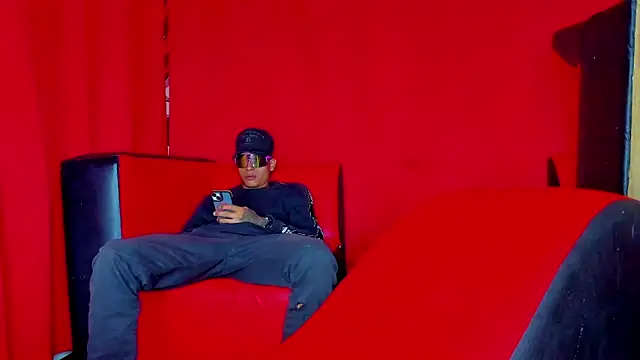 Snapshot of Extreme_Team8 chatting on November 16, 2025, 11:21 pm Extreme Team8 online show from November 16, 2025, 11:21 pm