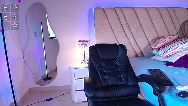 Snapshot of LeahPrada_ chatting on December 28, 2024, 9:19 pm LeahPrada online show from December 28, 2024, 9:19 pm