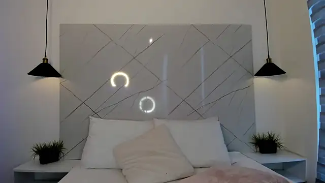 ANTONELLA  ROUSE  online show from December 19, 2025, 9:22 pm