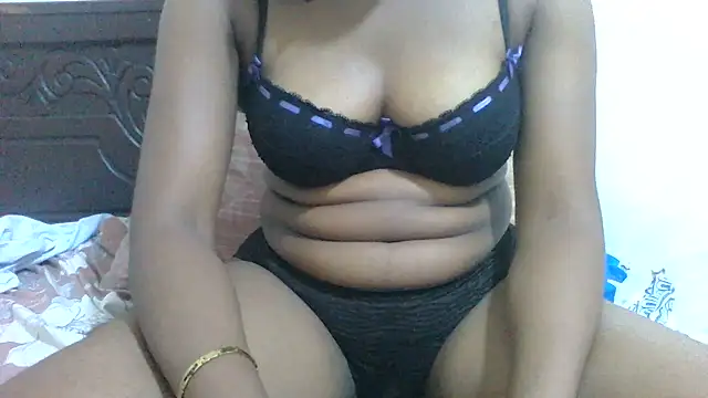 Snapshot of Honeyme24 chatting on July 6, 2026, 3:14 pm Honeyme24 online show from July 6, 2026, 3:14 pm