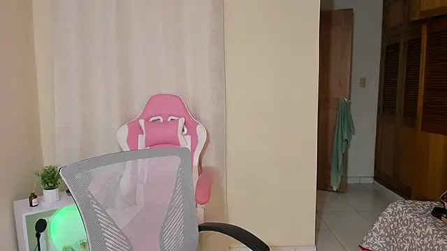 shanakendal2 online show from February 19, 2025, 2:34 pm