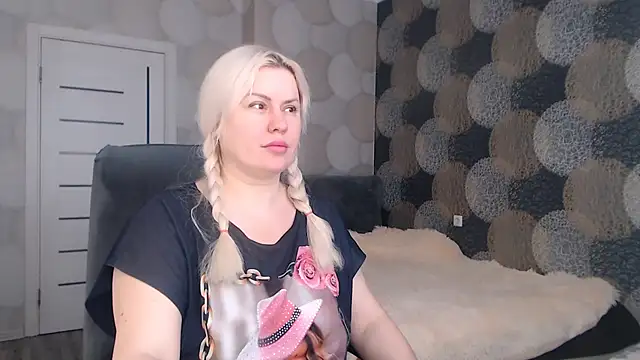 Snapshot of natusik chatting on March 22, 2025, 8:40 am natusik online show from March 22, 2025, 8:40 am