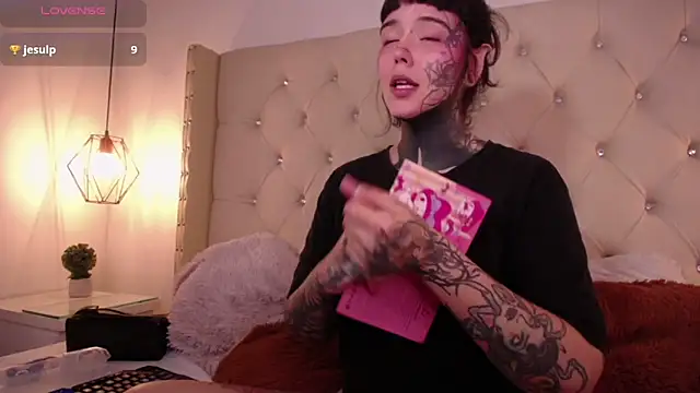 Snapshot of SylveonFox chatting on December 17, 2024, 12:54 pm SylveonFox online show from December 17, 2024, 12:54 pm