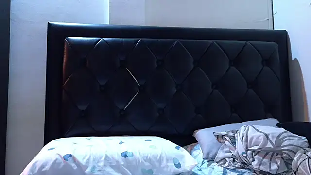 Snapshot of tom_thick chatting on February 28, 2026, 12:44 am tom thick online show from February 28, 2026, 12:44 am