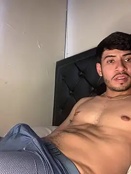 Snapshot of tom_thick chatting on March 25, 2026, 5:19 pm tom thick online show from March 25, 2026, 5:19 pm