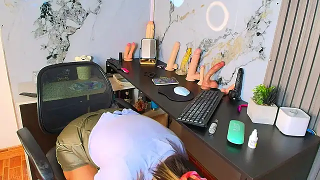 Snapshot of AlixLong chatting on September 27, 2025, 10:09 am AlixLong online show from September 27, 2025, 10:09 am