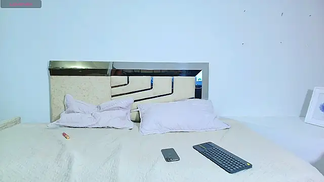 Snapshot of LaurenSnow chatting on February 20, 2025, 3:30 pm LaurenSnow online show from February 20, 2025, 3:30 pm