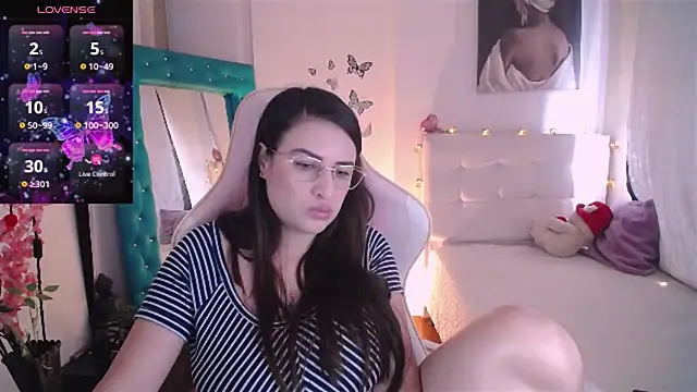 esmeraldaa230 online show from February 16, 2025, 8:00 pm