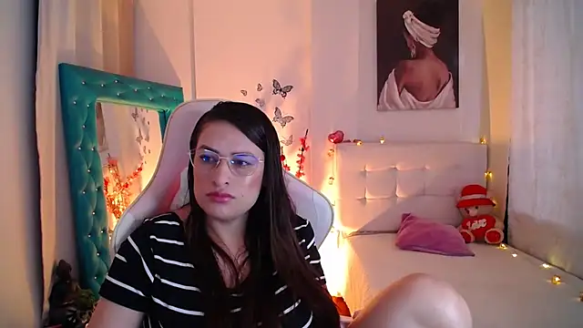 esmeraldaa230 online show from February 27, 2025, 5:04 pm