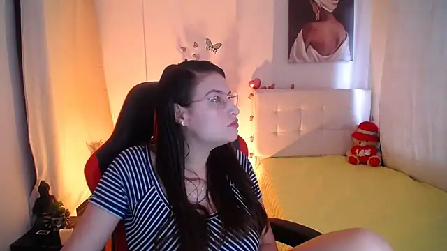 esmeraldaa230 online show from March 13, 2025, 4:45 pm