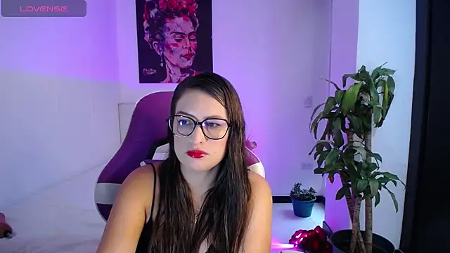 esmeraldaa230 online show from November 14, 2025, 7:56 pm