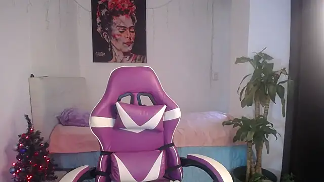 esmeraldaa230 online show from December 17, 2025, 10:05 pm