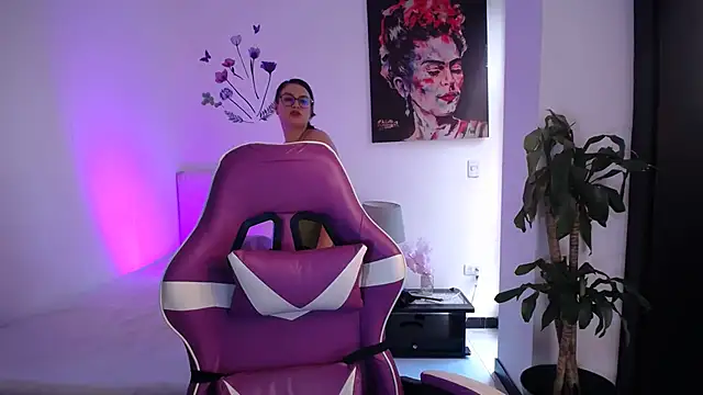 esmeraldaa230 online show from February 23, 2026, 7:33 pm