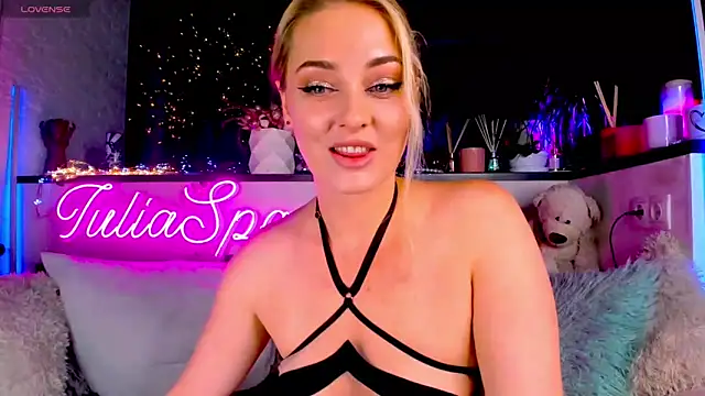 Snapshot of _JuliaSpace_ chatting on December 8, 2024, 3:56 pm JuliaSpace online show from December 8, 2024, 3:56 pm