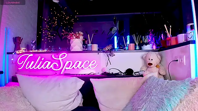 Snapshot of _JuliaSpace_ chatting on December 14, 2024, 7:03 pm JuliaSpace online show from December 14, 2024, 7:03 pm