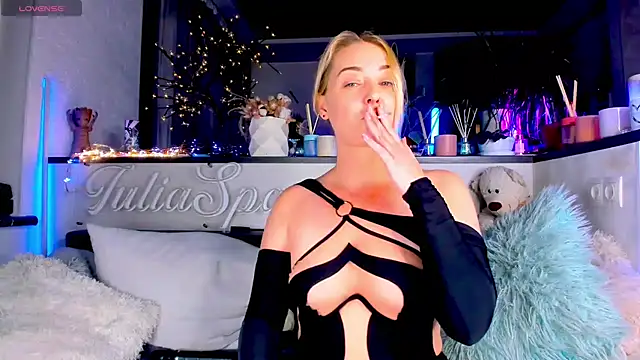 Snapshot of _JuliaSpace_ chatting on December 17, 2024, 6:42 pm JuliaSpace online show from December 17, 2024, 6:42 pm