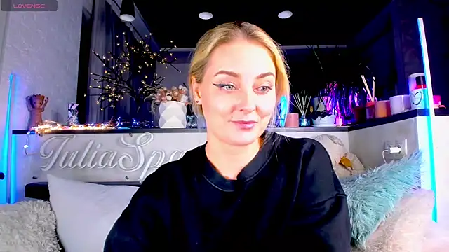 Snapshot of _JuliaSpace_ chatting on December 18, 2024, 10:13 pm JuliaSpace online show from December 18, 2024, 10:13 pm