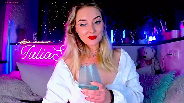 Snapshot of _JuliaSpace_ chatting on December 29, 2024, 7:00 pm JuliaSpace online show from December 29, 2024, 7:00 pm