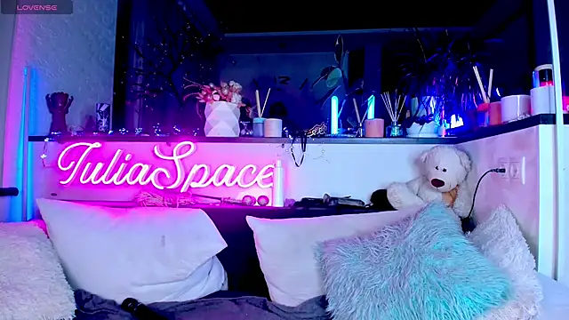 Snapshot of _JuliaSpace_ chatting on January 1, 2025, 4:07 pm JuliaSpace online show from January 1, 2025, 4:07 pm