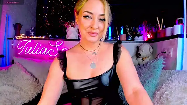 Snapshot of _JuliaSpace_ chatting on January 11, 2025, 5:07 pm JuliaSpace online show from January 11, 2025, 5:07 pm