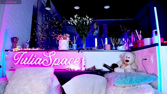 Snapshot of _JuliaSpace_ chatting on February 15, 2025, 7:50 pm JuliaSpace online show from February 15, 2025, 7:50 pm