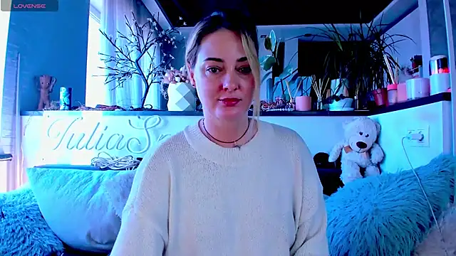 Snapshot of _JuliaSpace_ chatting on February 23, 2025, 10:17 am JuliaSpace online show from February 23, 2025, 10:17 am