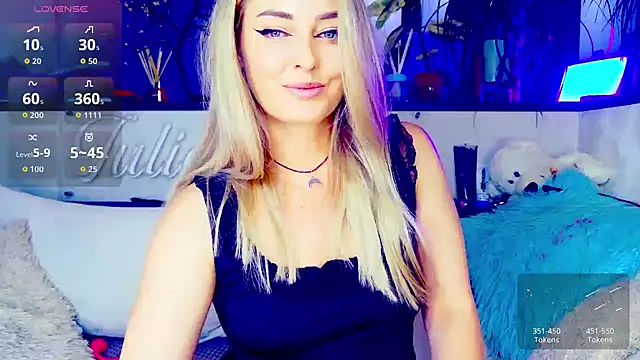 Snapshot of _JuliaSpace_ chatting on October 12, 2025, 5:12 pm JuliaSpace online show from October 12, 2025, 5:12 pm