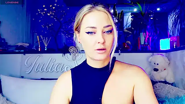 Snapshot of _JuliaSpace_ chatting on November 9, 2025, 4:05 pm JuliaSpace online show from November 9, 2025, 4:05 pm