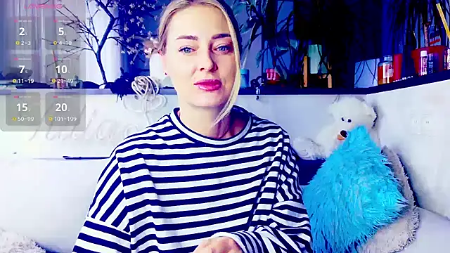 Snapshot of _JuliaSpace_ chatting on November 13, 2025, 12:15 pm JuliaSpace online show from November 13, 2025, 12:15 pm