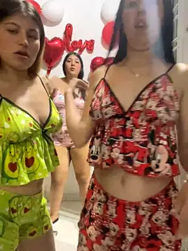 Snapshot of royalgirls_x chatting on September 23, 2025, 2:03 am royalgirls x online show from September 23, 2025, 2:03 am