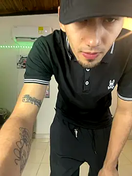 Snapshot of royalgirls_x chatting on November 27, 2025, 1:40 am royalgirls x online show from November 27, 2025, 1:40 am