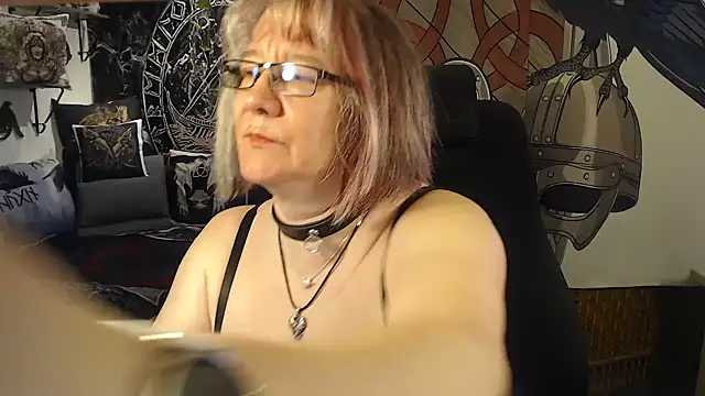 Snapshot of TittenMichelle chatting on May 17, 2026, 4:10 am TittenMichelle online show from May 17, 2026, 4:10 am