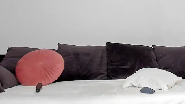 Deliciouslips online show from March 10, 2025, 5:07 pm