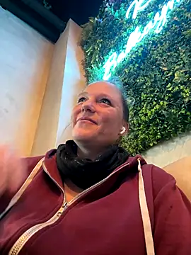 Snapshot of MoniqueLaFee chatting on December 16, 2025, 8:41 am MoniqueLaFee online show from December 16, 2025, 8:41 am