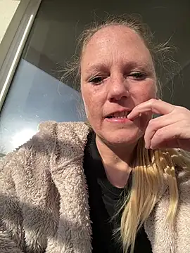 Snapshot of MoniqueLaFee chatting on February 19, 2026, 2:24 pm MoniqueLaFee online show from February 19, 2026, 2:24 pm