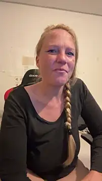 MoniqueLaFee online show from July 27, 2026, 2:40 am