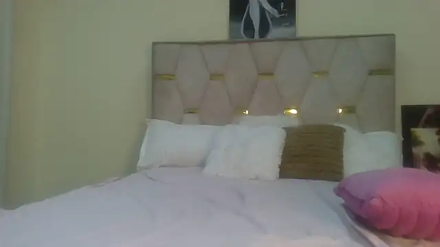 Snapshot of Fine_assie chatting on February 23, 2025, 11:58 pm Fine assie online show from February 23, 2025, 11:58 pm