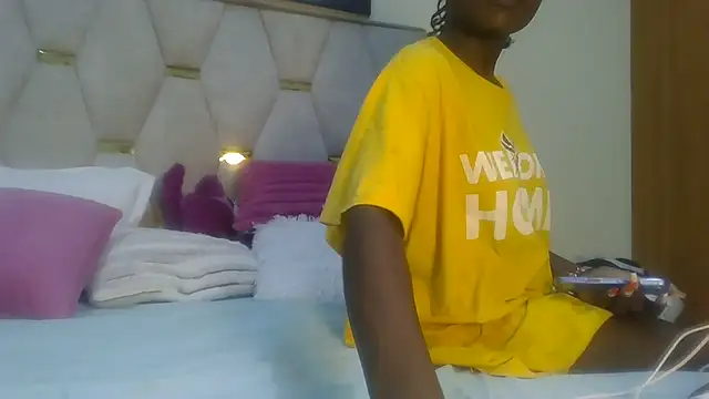 Snapshot of Fine_assie chatting on March 17, 2025, 1:03 am Fine assie online show from March 17, 2025, 1:03 am