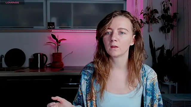 Snapshot of Elly_Helly chatting on November 5, 2025, 8:42 pm Elly Helly online show from November 5, 2025, 8:42 pm